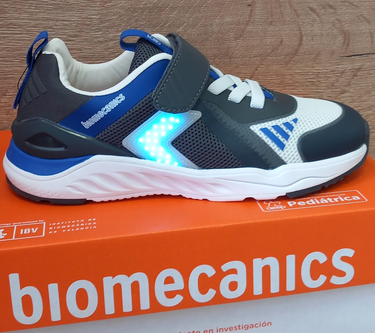 BIOMECANICS 251273-A398 NEGRO Y AZUL ELÉCTRICO